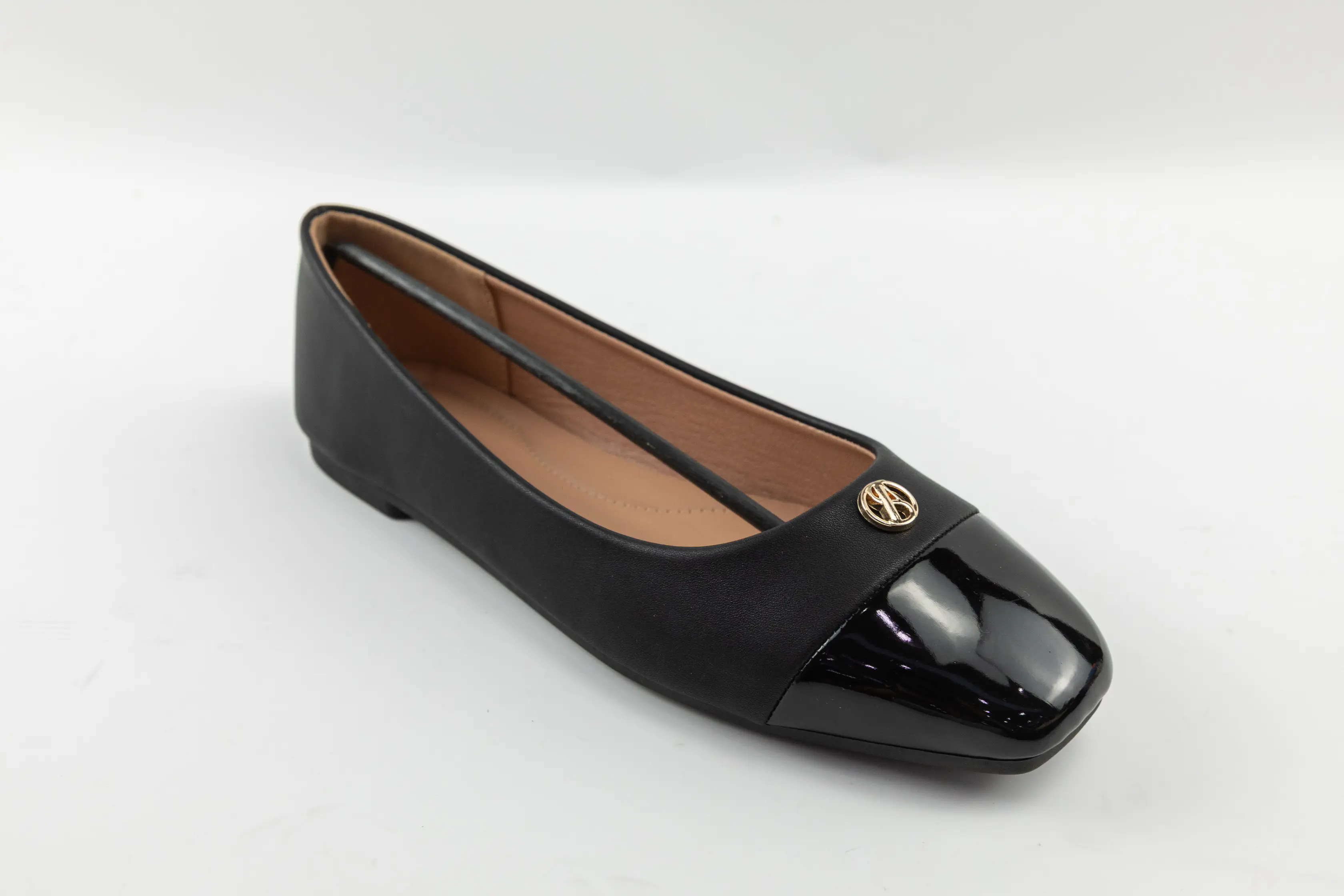 OEM ODM Custom Black PU Ladies Ballerina Flats with Patent Toe Cap and Metal Logo Decoration