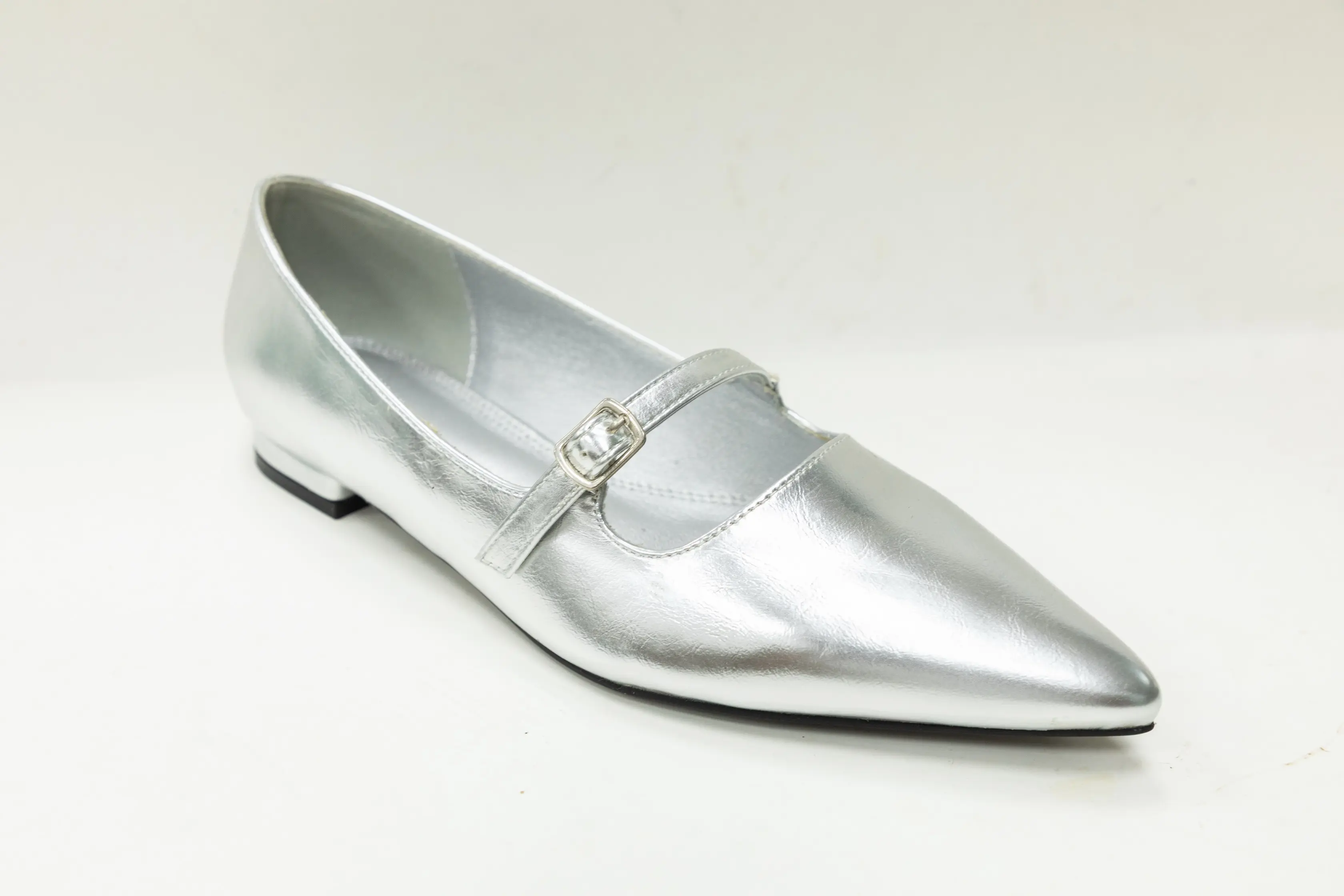 OEM ODM Custom Silver Patent PU Girls Ballerina Shoes with Buckle Strap and Low Heel